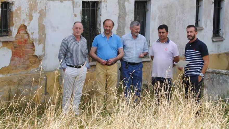 Los representantes políticos, junto al chalé.