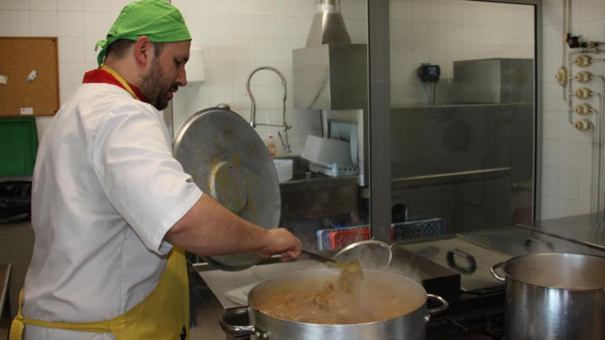 Un cuiner fent un dels plats del menú del projecte &#039;Mengem d&#039;aquí&#039;