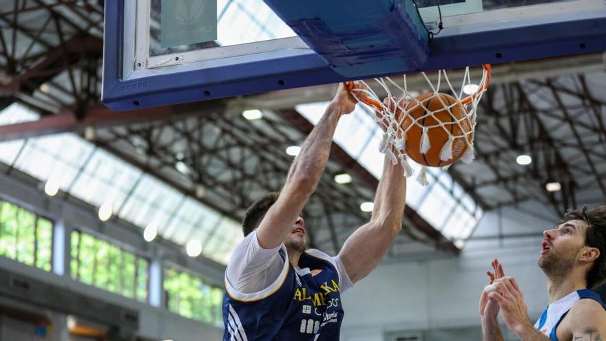 El Alimerka Oviedo Baloncesto golpea primero en la lucha por el ascenso a la ACB (79-93)