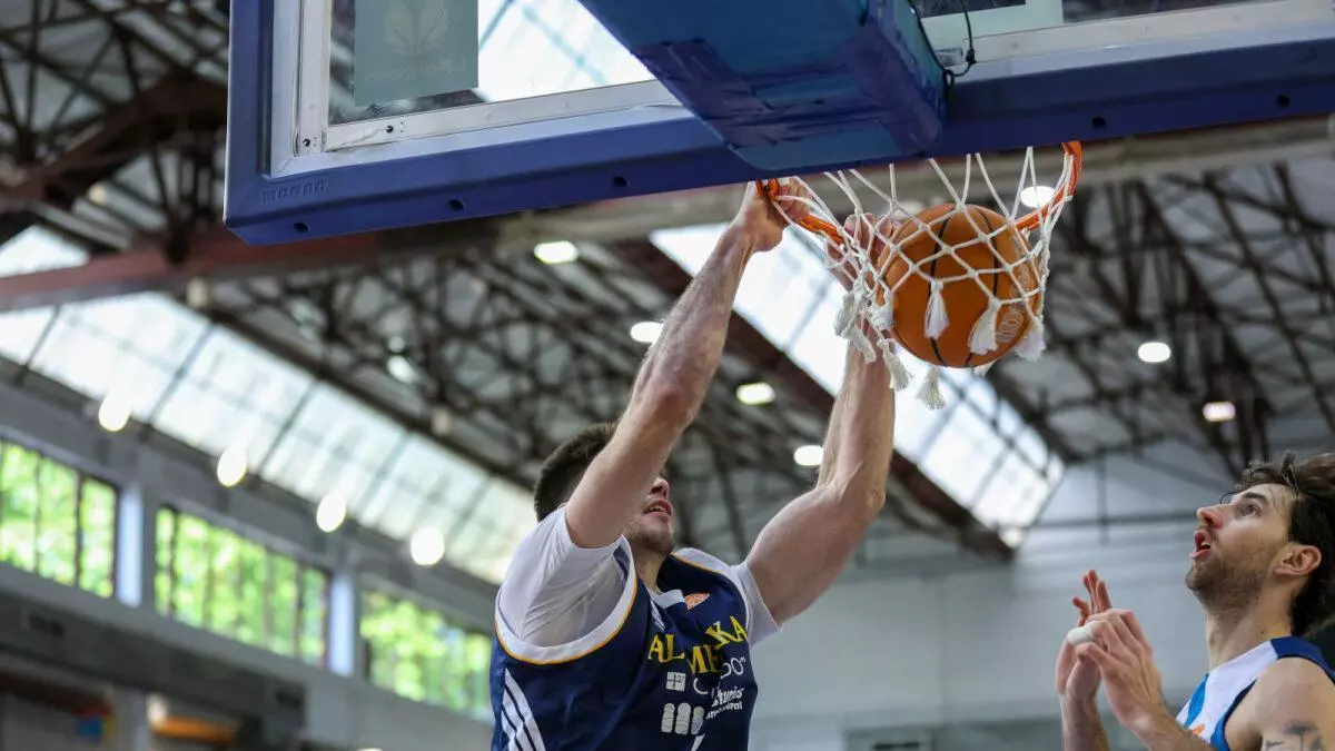 El Alimerka Oviedo Baloncesto golpea primero en la lucha por el ascenso a la ACB (79-93)