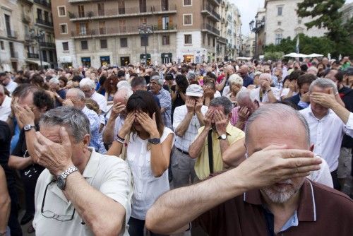 Las víctimas del metro se tapan los ojos para pedir «justicia ciega»