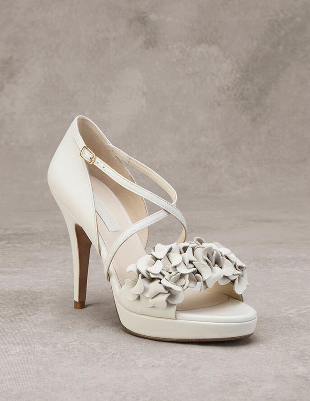 Tendencias en zapatos de novia: con tiras en el empeine para un look clásico pero alejado del tradicional zapato de novia
