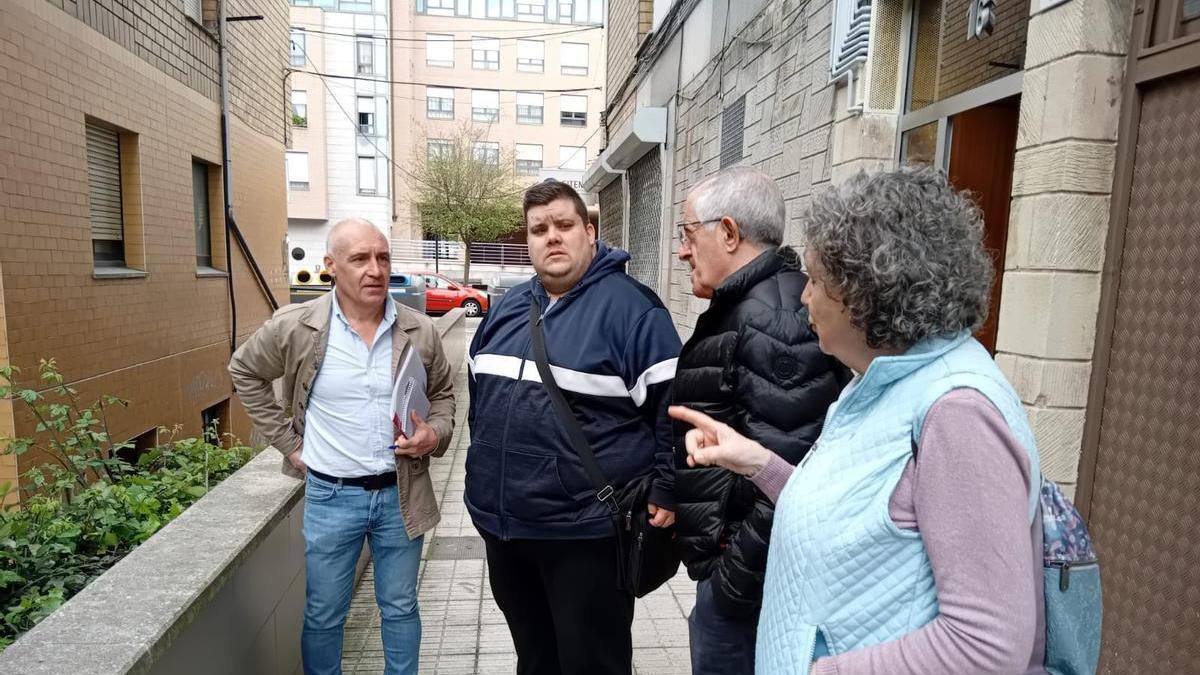 Un instante de la visita de Abel Junquera a los vecinos de El Coto.