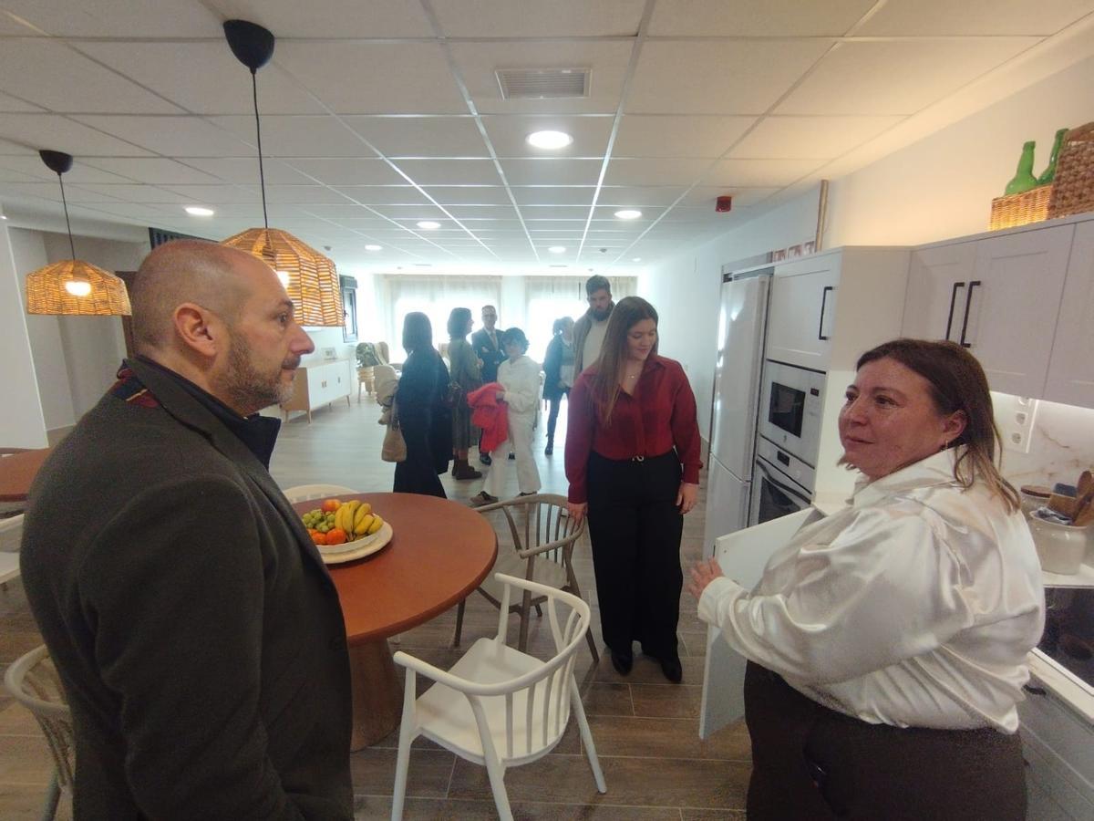 Guillermo Arcay, presidente del ACD Valnalón, conversa con Natalia Cuello, directora de la residencia.