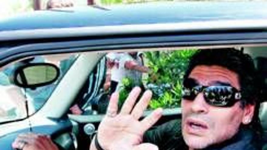 Maradona se &quot;ríe&quot; de las críticas por inexperiencia