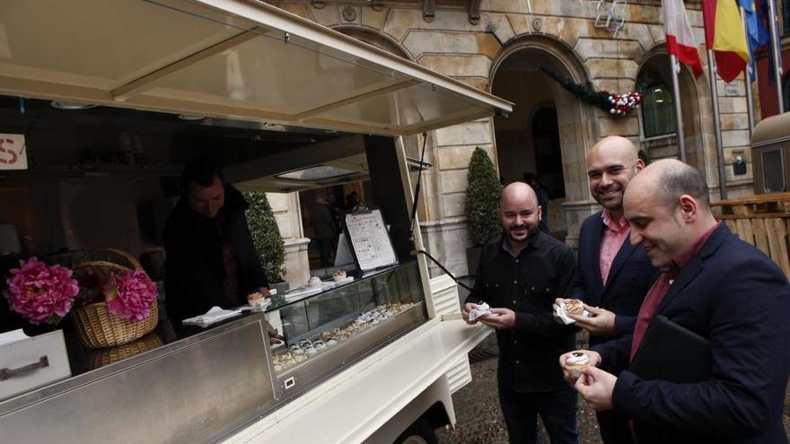 Marino González, Jesús Martínez y Antonio Rodríguez junto a un &quot;food truck&quot; en la plaza mayor.