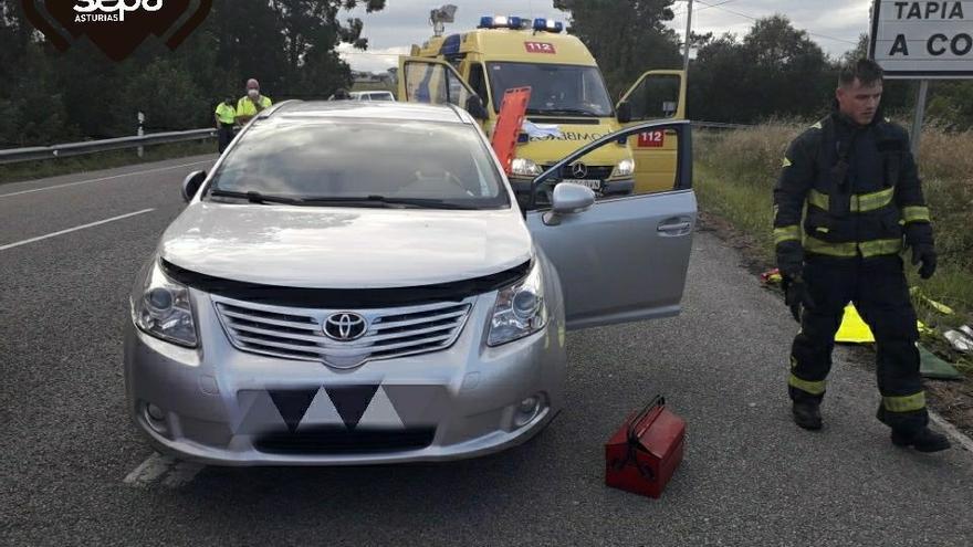 Los Bomberos junto al vehículo accidentado.