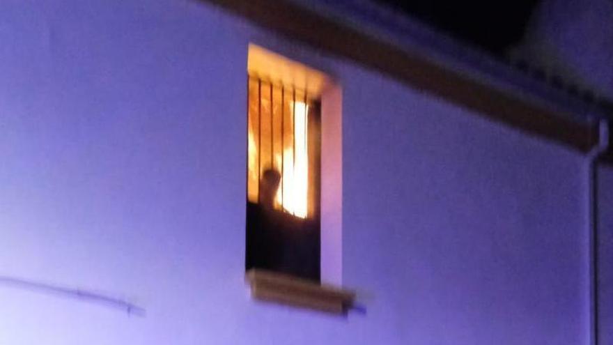 Dos policías y un vecino sofocan un incendio en una panadería de Campanario