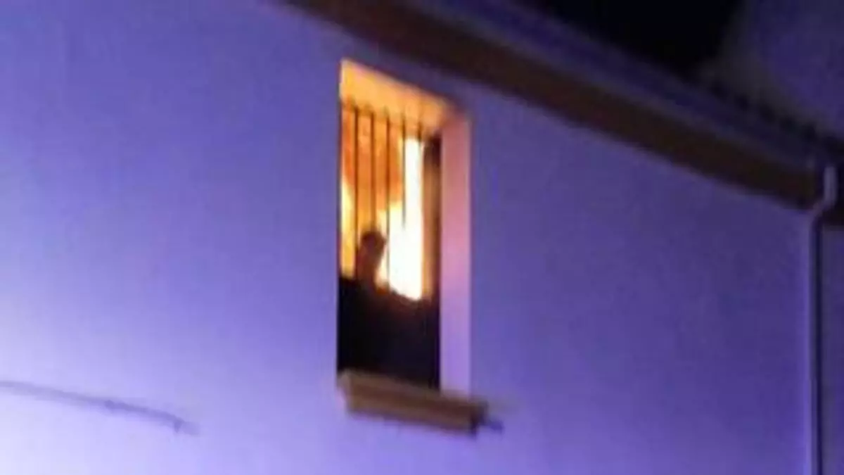 Dos policías y un vecino sofocan un incendio en una panadería de Campanario