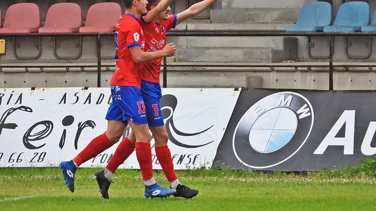 Raúl Melo y Charly celebran uno de los goles en el partido contra en Paiosaco en O Couto. |  // F. CASANOVA