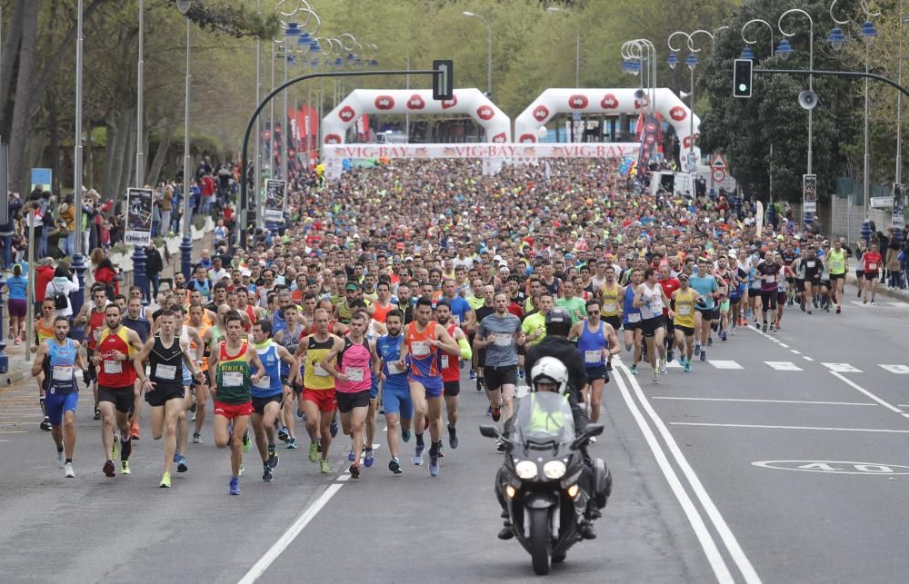 Más de 4.000 corredores toman la salida en Samil del medio maratón.