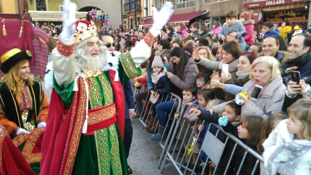 Una multitud recibe a los Reyes Magos en Gijón.