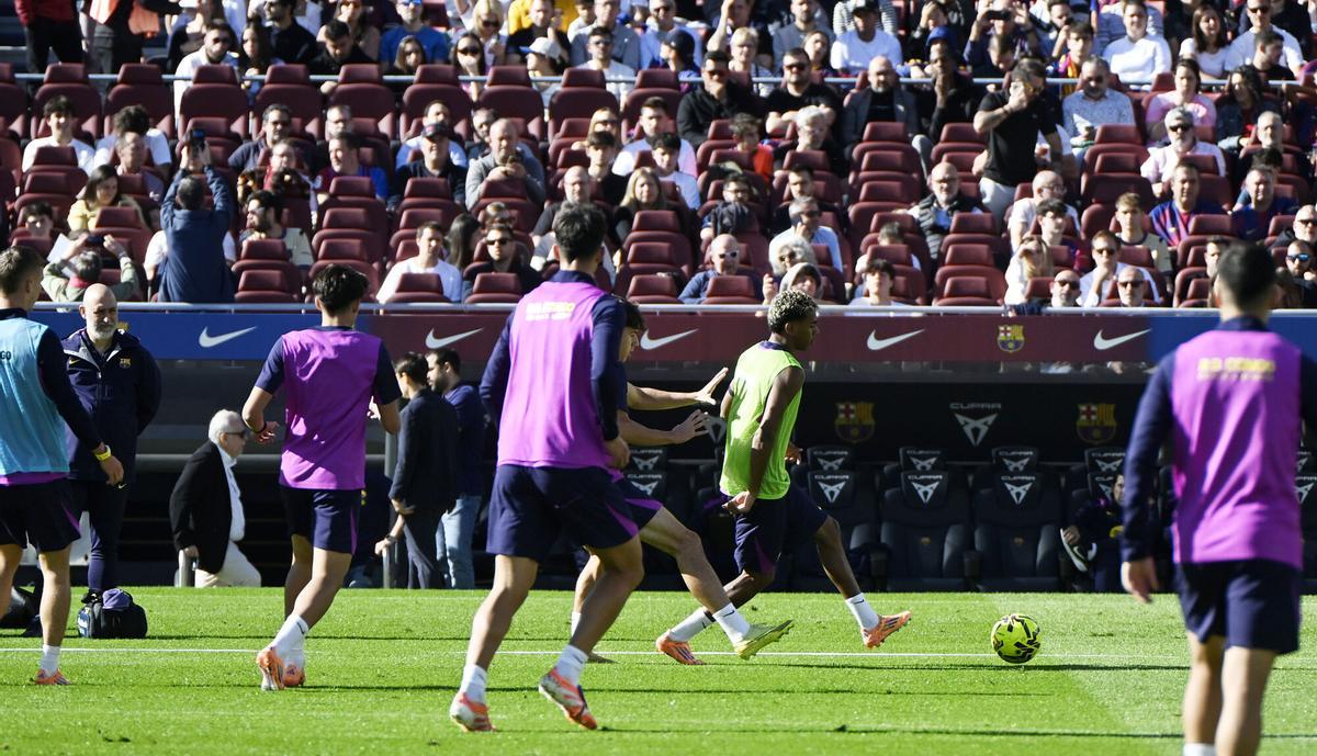 Barcelona. 07.11.2025.  Deportes.  Entrenamiento de los jugadores del Barça en el Spotify Camp Nou en el primer test con asistencia de público en el estadio. Fotografía de Jordi Cotrina