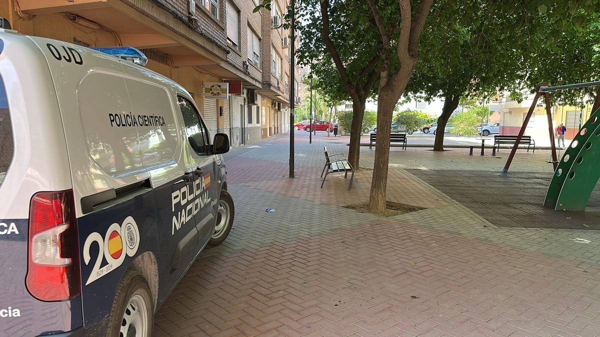 Un vehículo de la Policía Científica, en el exterior del lugar donde se produjeron los hechos.