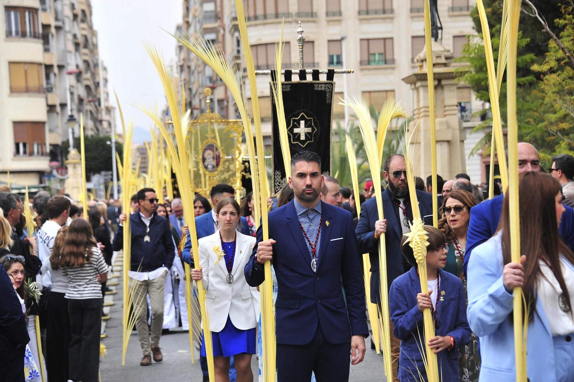 Miles de palmas blancas llenan Elche de tradición