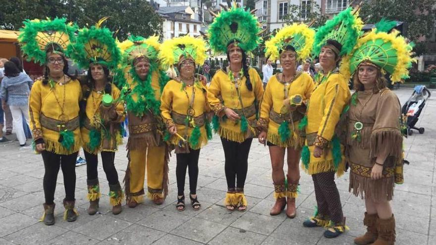 Un grupo de personas con disfraces de indios, durante la celebración del primer Carnaval de verano de Luarca, el año pasado.