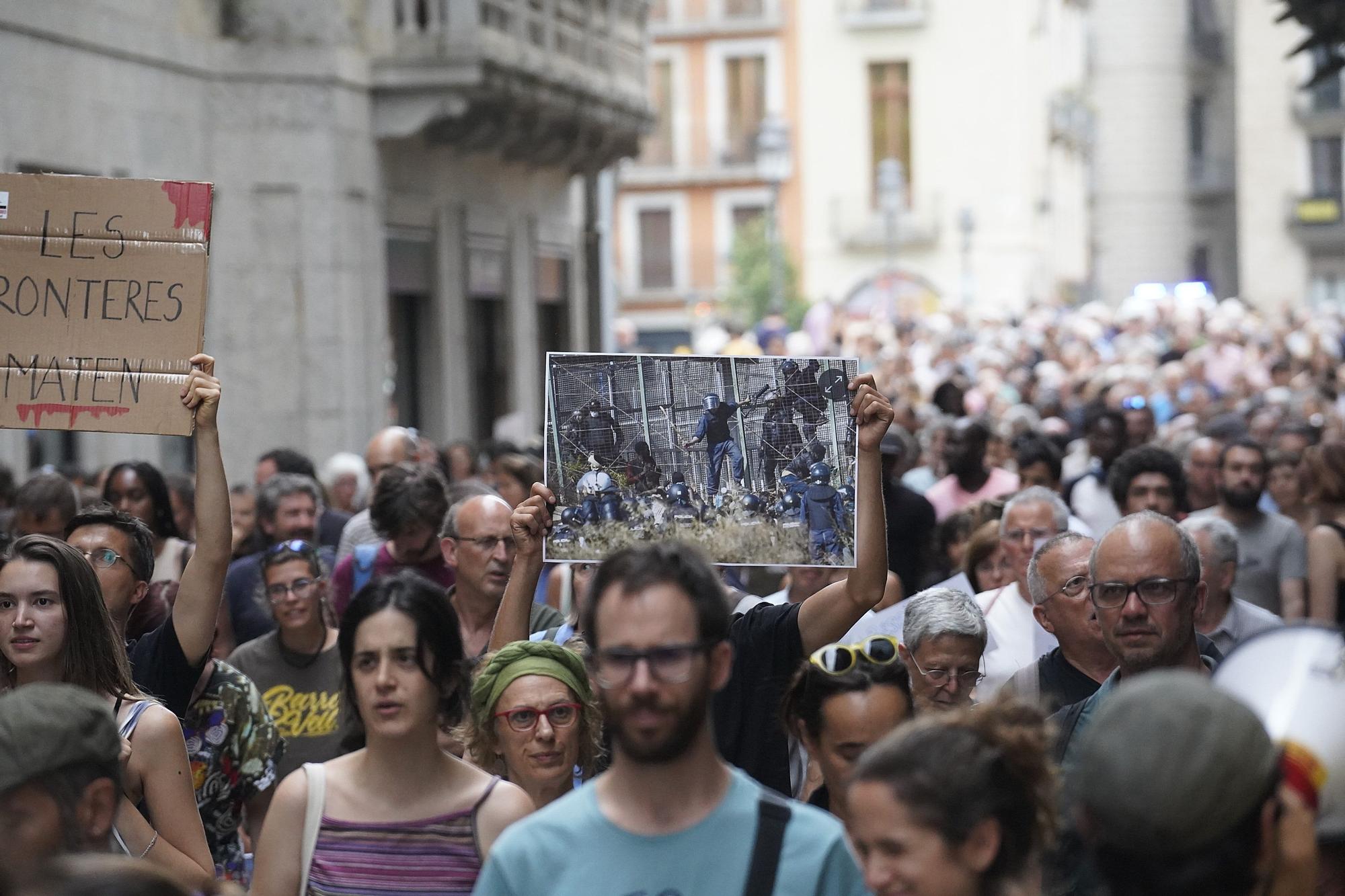 Manifestació a Girona contra la mort de migrants a la tanca de Melilla