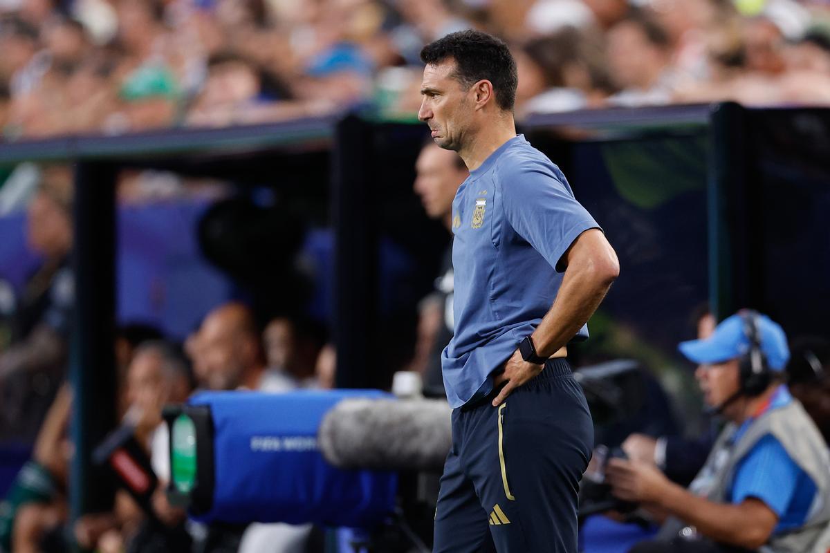 Scaloni, durante el encuentro ante Argelia