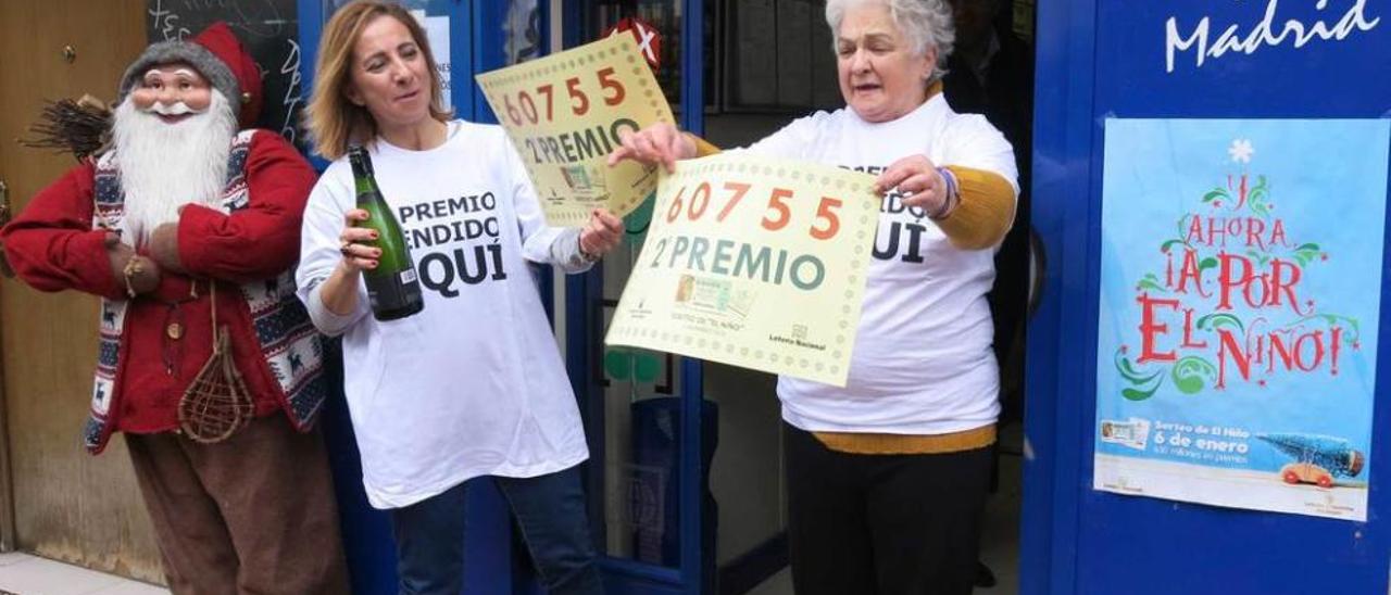 Por la izquierda, Raquel Lucas y Visitación Sánchez, ayer celebrando el premio en la administración madrileña.