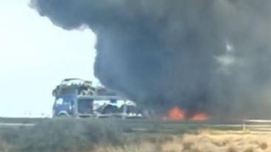 Tarde de accidentes en carretera: Un incendio de un tráiler y un camión volcado en la AP-7