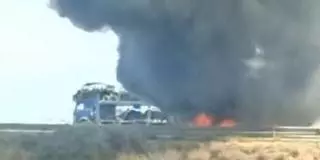 Video | Espectacular incendio de un trailer en la carretera