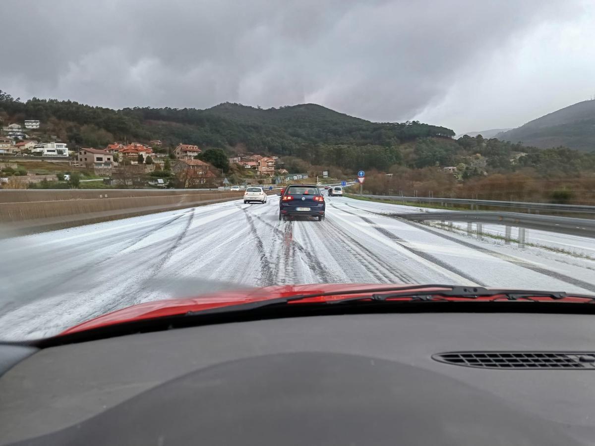 La autovía, la tarde del viernes, completamente blanca.