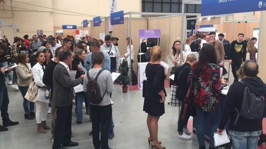 Asistentes forman colas en la Feria de Empleo de 2020.