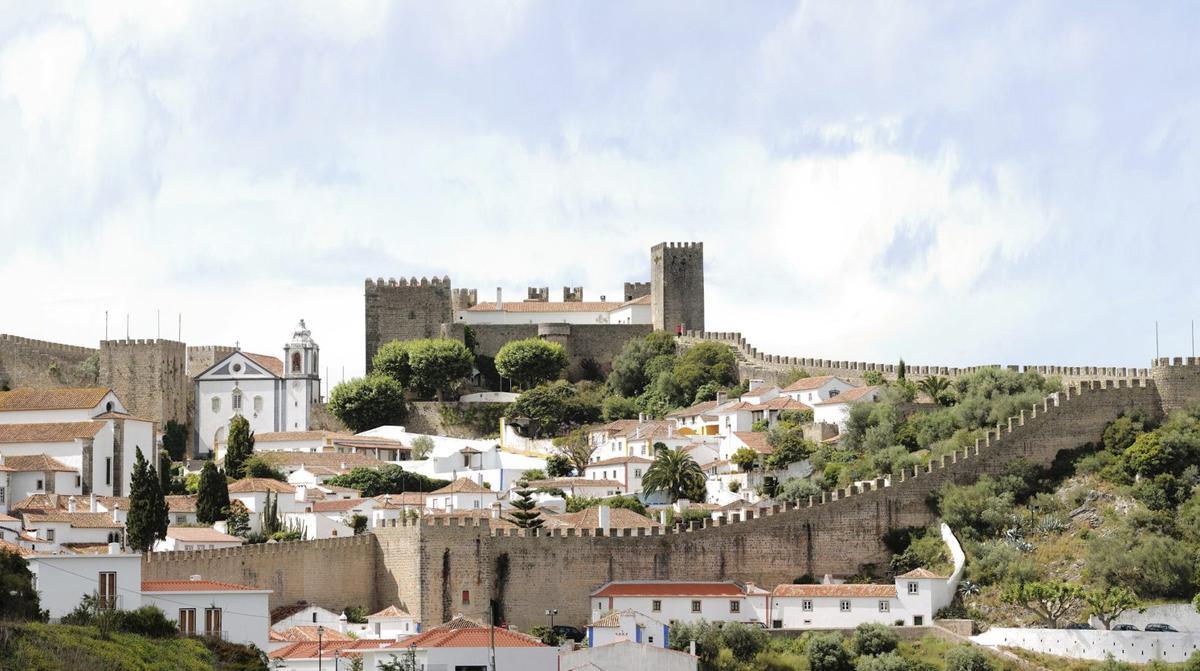 Óbidos ofrece una estampa inconfundible de calles adoquinadas con el recinto amurallado y el castillo en lo alto
