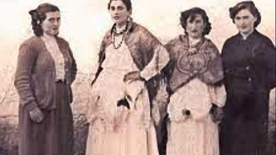 Mozas de Nerga, de esquerda á dereita: Josefa Costas Otero, María Teresa (dama), Sara (dama) e Luz Divina Otero. Anos 50