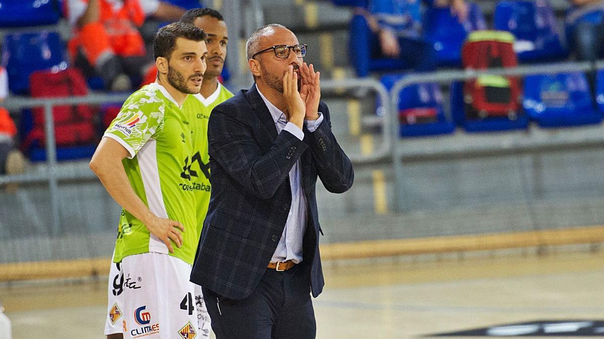 Antonio Vadillo da instrucciones durante el partido de ayer en el Palau Blaugrana. | PALMA FUTSAL