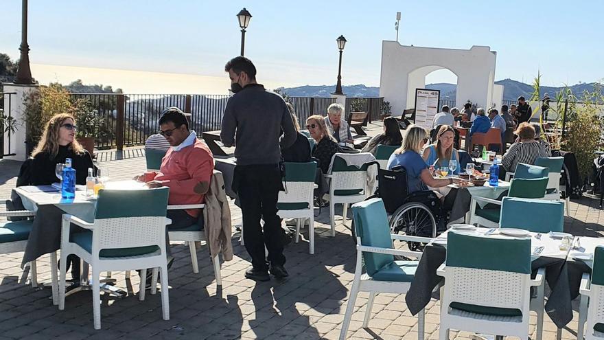 Clientes atendidos por un camarero en una terraza de Frigiliana durante este pasado fin de semana. | F. EXTREMERA