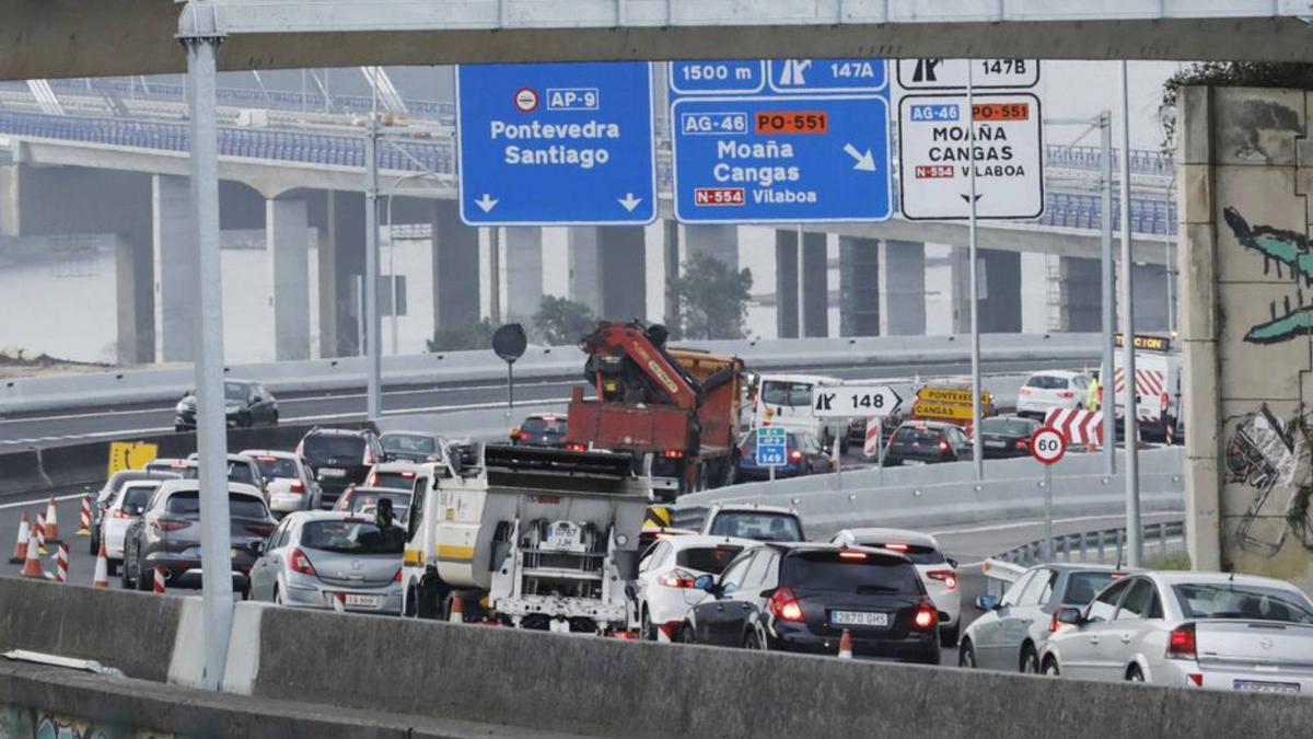 Uno de los atascos registrados durante las obras en Rande.