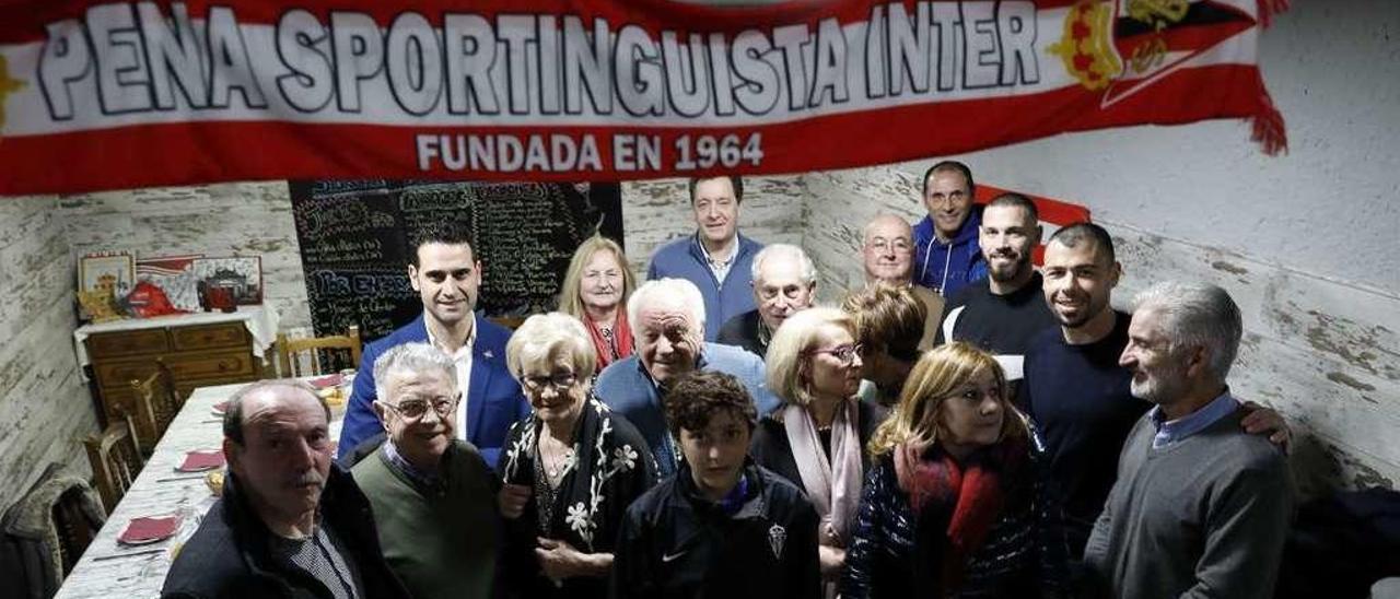 Los componentes de la peña Inter, ayer, en la celebración de su aniversario.