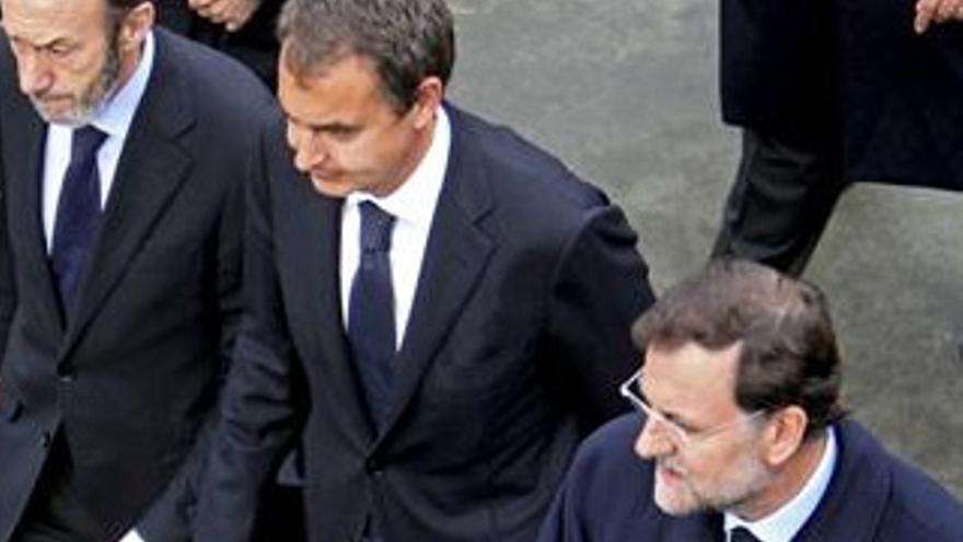 Zapatero y Rajoy expresan en persona su solidaridad con la familia de Uría