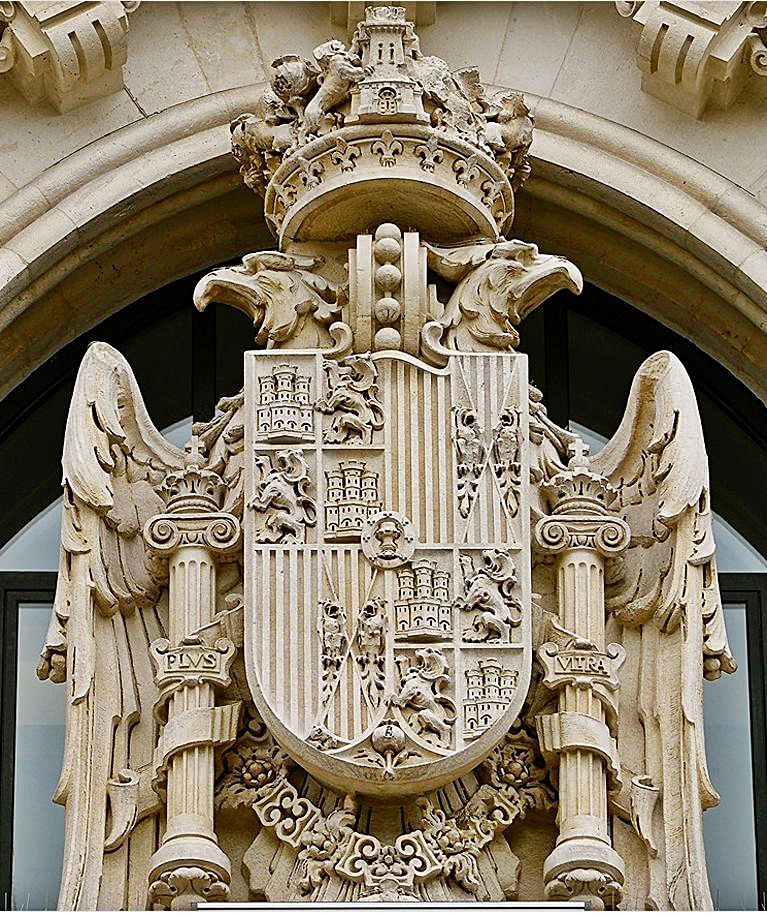 Escudo na fachada do Palacio de Cibeles (Concello de Madrid).