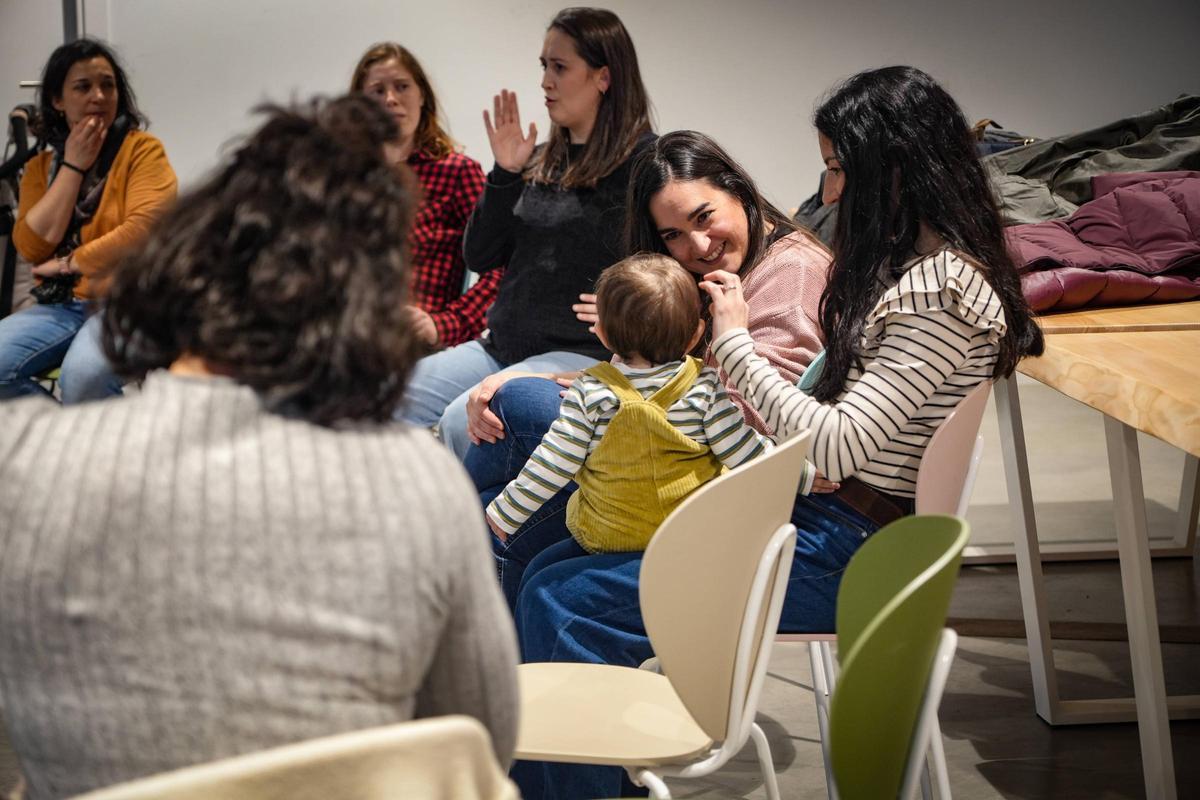 Naara junto a otras mujeres en la última reunión de Maire.