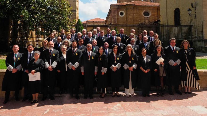 Los letrados que recibieron ayer la medalla, con la actual junta directiva del Colegio de Abogados de Oviedo. | LNE
