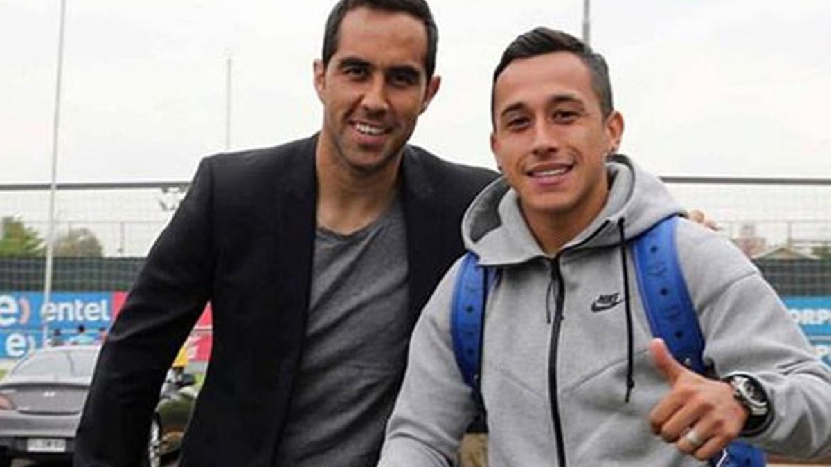 Claudio Bravo, junto a Fabián Orellana