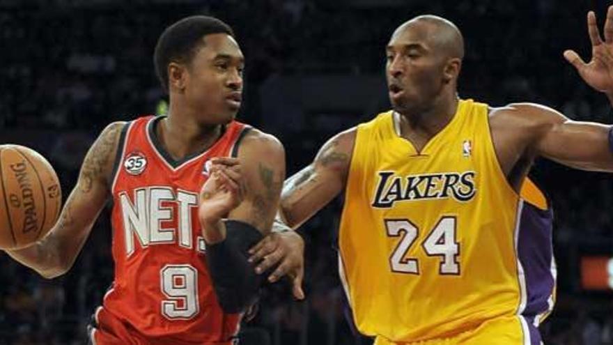 Kobe Bryant intenta bloquear el pase de un jugador de los Nets.