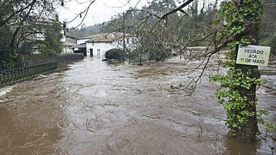 Desbordamiento del Mendo, que surte a la planta, que registra episodios de turbidez en días de fuertes lluvias.