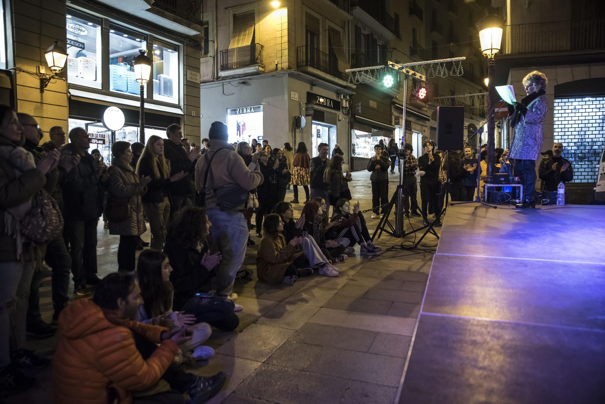 Les millors imatges de l'acte de rebuig contra la violència masclista a la Plana de l'Om