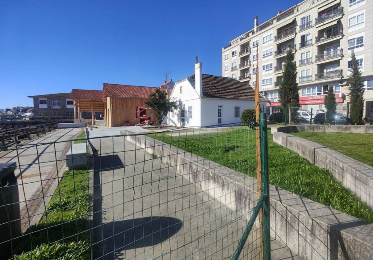 Personal, ayer, realizando el pulido y las conexiones eléctricas. | Santos Álvarez