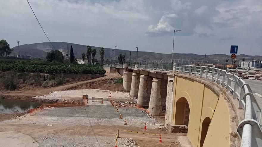 Carreteras autoriza ahora el paso diario de tractores a través del puente de Càrcer en obras para facilitar su acceso a los campos