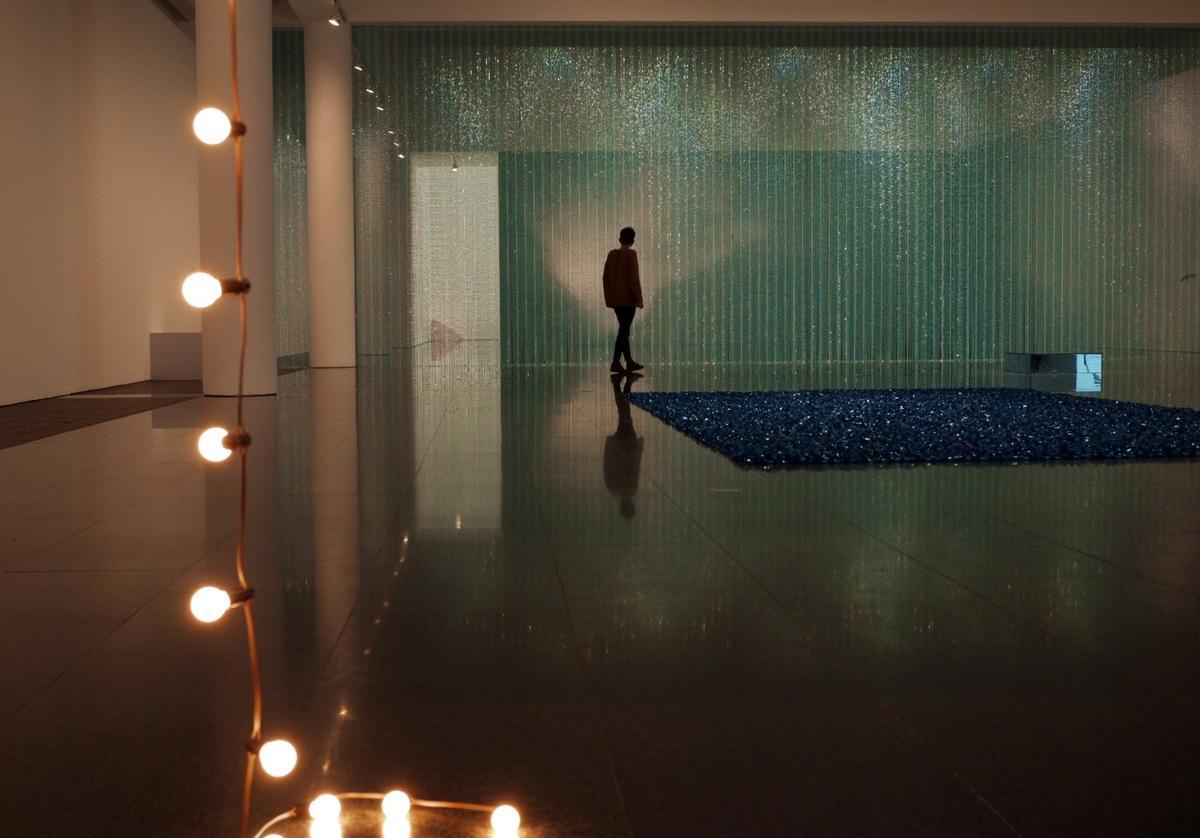 ‘Untitled’ (Last Light), en primer término, ‘Untitled’ (Blue Placebo) y, al fondo, ‘Untitled’ (Water), en una sala del Macba.