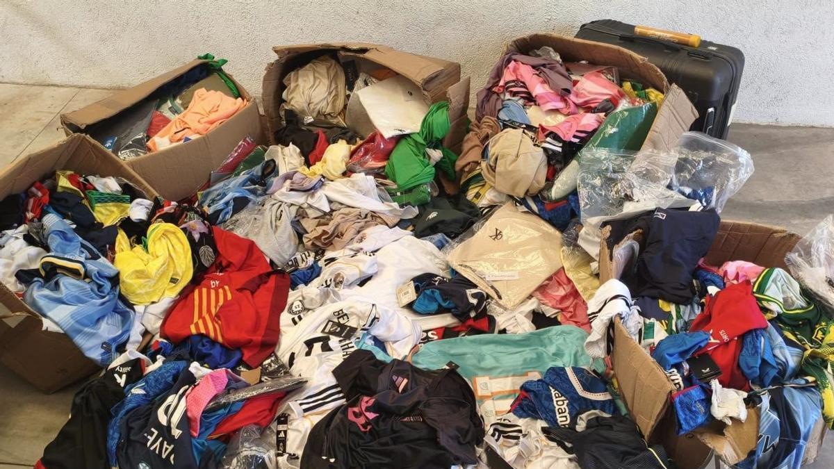 Parte de las 696 prendas presuntamente falsificadas intervenidas por la Policía Local de Orpesa en una parada del mercadillo semanal.