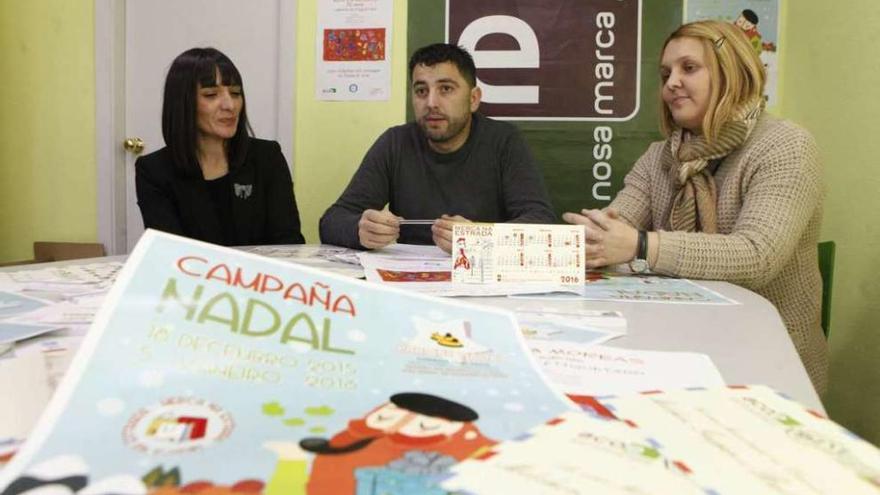 Luz Fraga, Alfredo González y Patricia Iglesias, ayer, en la sede de la ACOE. // Bernabé/Luismy