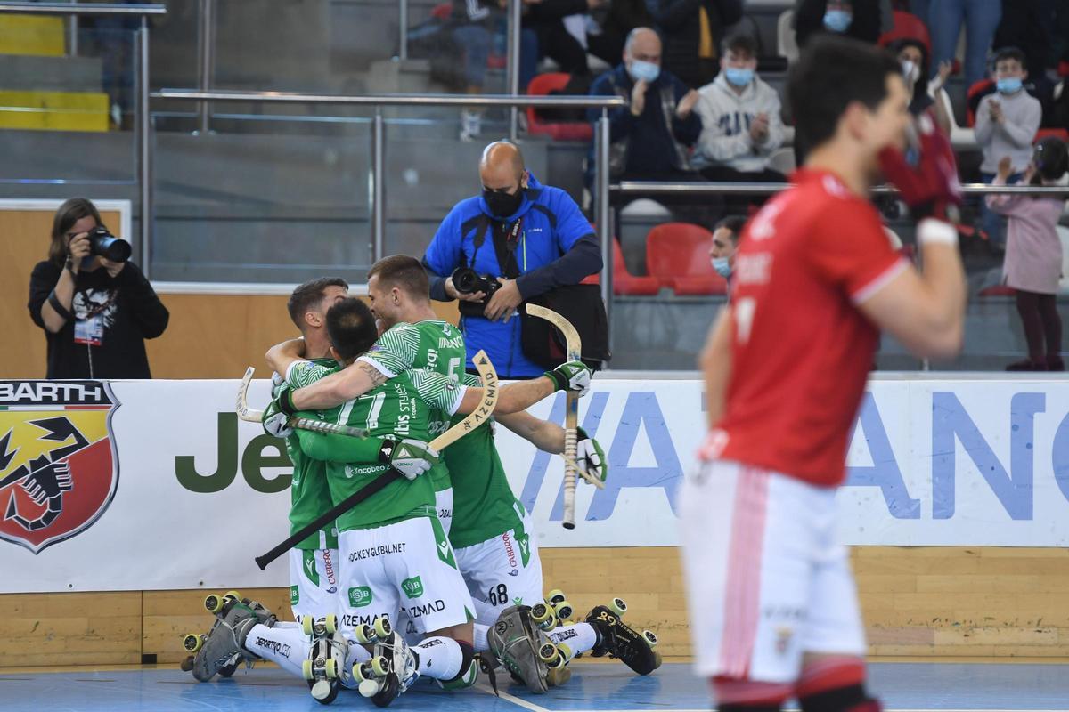Los jugadores del Liceo celebran un gol ante el Benfica en la Golden Cup de 2022.