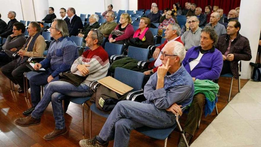 El alcalde y el concejal de Urbanismo, en la asamblea convocada por la Junta Agraria el jueves.