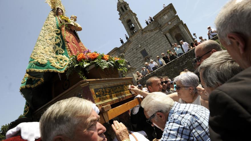 El calor sofocante no frena la romería de O Corpiño