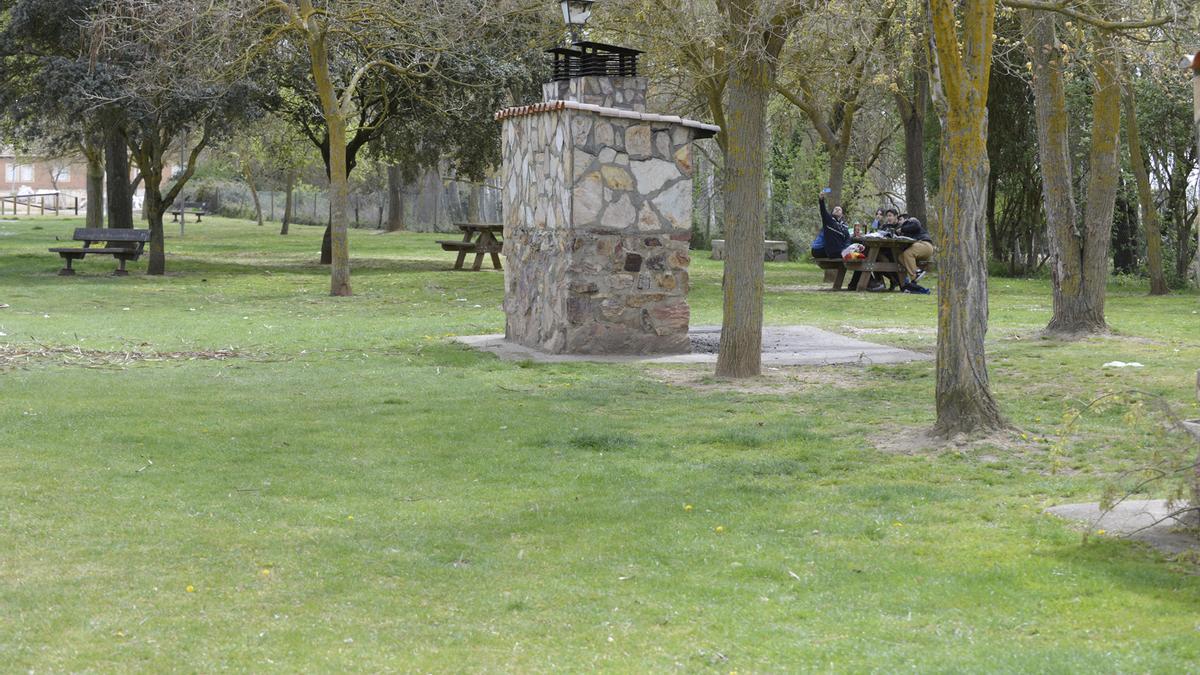 Jóvenes celebrando un tortillero en la zona de la Pradera.